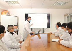 2020年，乐鱼(中国)一站式服务官方网站医工总院同心抗疫，共克时艰，图为上海医药工业研究院科研人员开展抗新冠肺炎相关药品技术攻关。