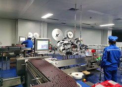 2022年，乐鱼·体育宜宾制药有限责任公司车间落实保供生产，全力保障疫情防控药品供应。