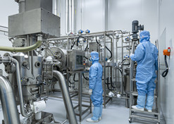 2022年，乐鱼(中国)一站式服务官方网站医工总院科技成果转化中心科研人员正在工作中。